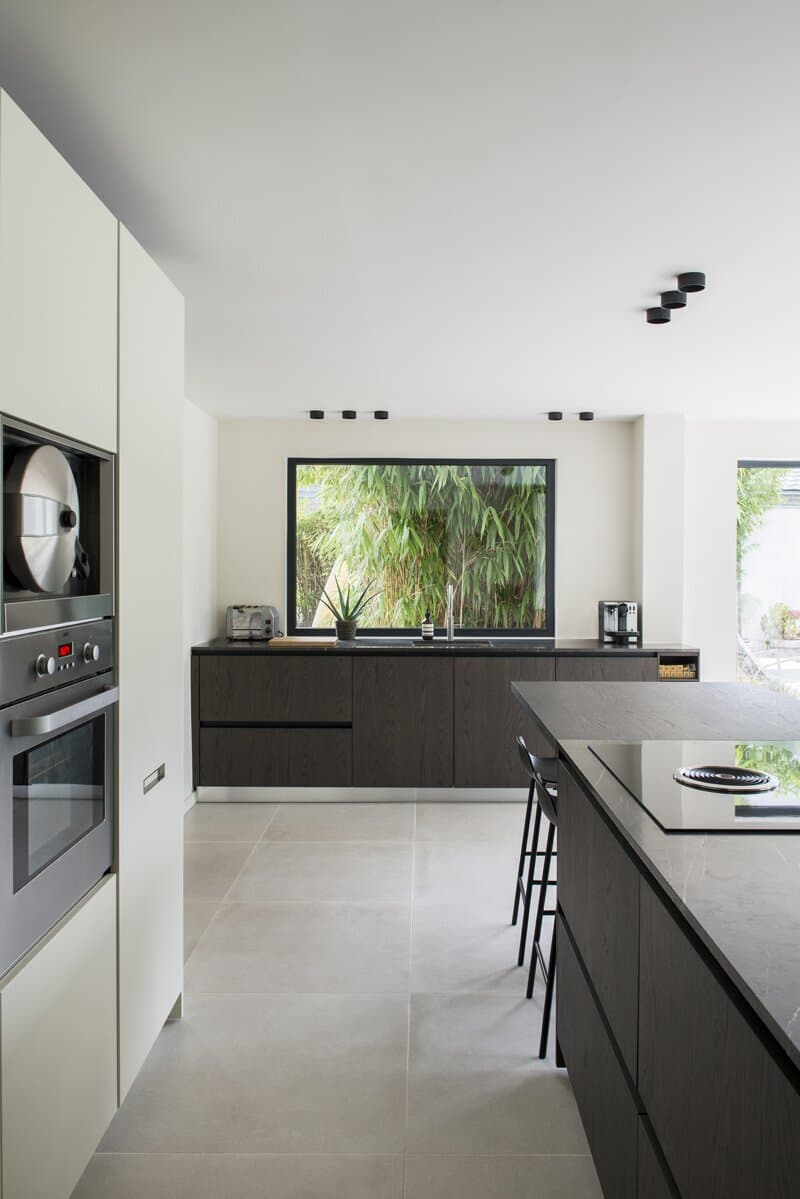 Cuisine en L avec rangements optimisés et éclairage LED
